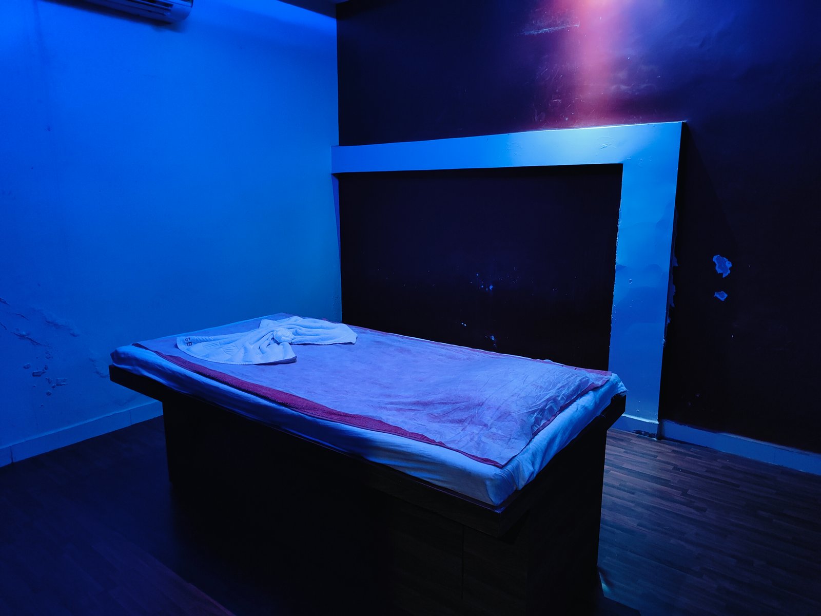 Royal Oak Spa room